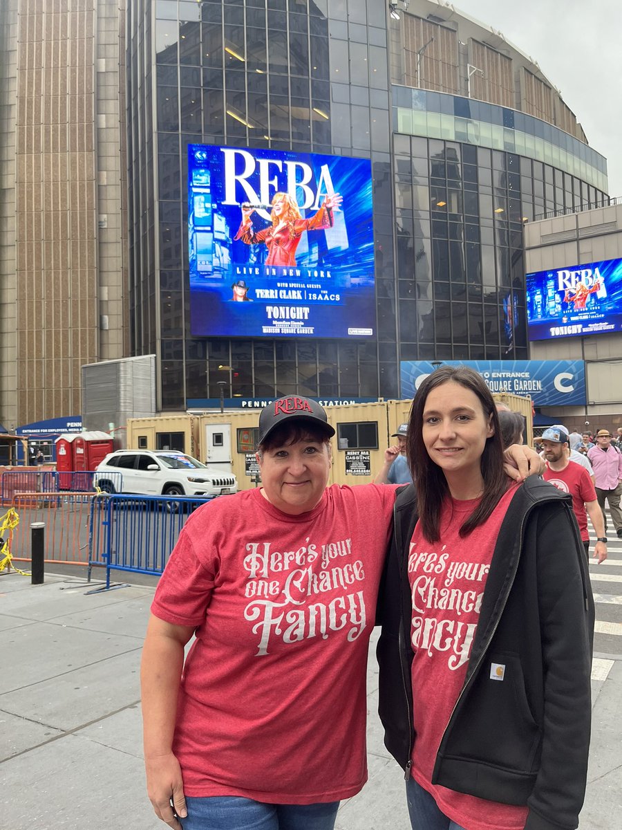 dobson_queen's tweet photo. First time at #Madisonsquaregarden seeing #RebaMcEntire and her first time ever performing here. I can’t contain the excitement!!! https://t.co/cMVND8j272