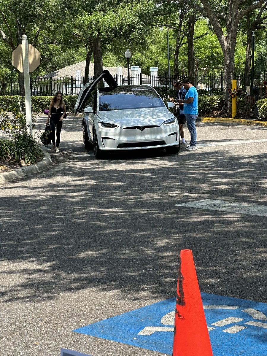 Great day to share the Gift of Fiber with our surrounding neighborhoods‼️ Shoutout to our great partners at UsaWireless‼️ Thank you 🫅Karen, <a href="/robertsmall1992/">Robert Small</a> and team.  <a href="/One_FLA/">OneFLA</a>  <a href="/jrluna11/">JR Luna</a>