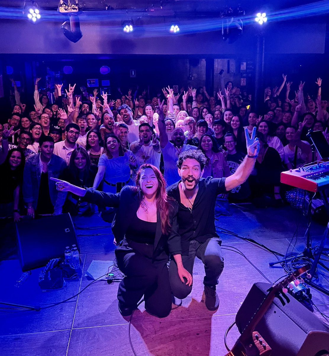 martasoto's tweet photo. BARCELONA!!! Qué bonito concierto, cuanto hemos disfrutadooooo!!! Ha sido #FANTÁSTICO 🤪🤪🤪
Nos volvemos a ver prontitoooo, merçi ❤️‍🩹❤️‍🩹 https://t.co/BY2fax43AF