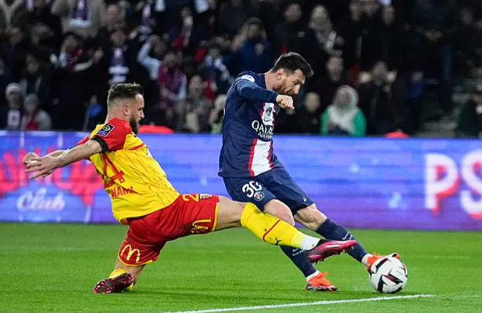 RobertoSala2001's tweet photo. Lionel Messi sumó este sábado un nuevo récord. El rosarino ya es el máximo goleador de la historia de las cinco grandes Ligas. Con el gol conseguido este sábado ante el Lens (3-1), llegó a los 495 tantos
#MessiTheBest
#LionelMessi https://t.co/60IOf0mg0e