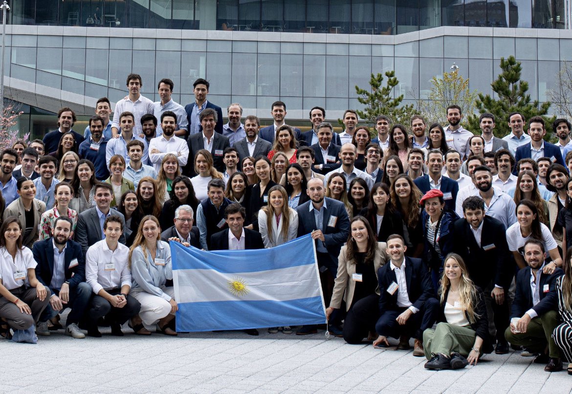 Columbia, New York. Masters Argentina 2023. 160 jóvenes estudiando por el mundo se reúnen para pensar la Argentina. La cabeza en los libros, el corazón en su patria. Hay futuro. Los esperamos pronto en casa. Los necesitamos