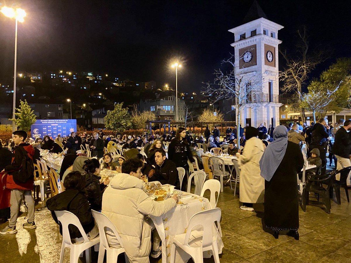 hanefidilmac's tweet photo. Beykoz’da sahur bir başkadır☺️

Komşularımızla sahur sofrasında buluştuk. Hem sahurun bereketini paylaştık hem de #TürkiyeYüzyılı vizyonumuzu konuştuk.

📍Ortaçeşme Meydanı https://t.co/7iMifQ03jg