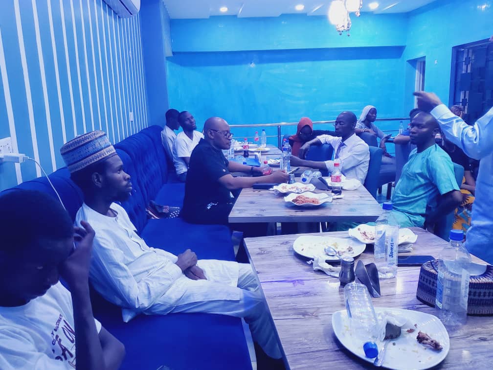 real_emmysax's tweet photo. An opportunity to have important conversations is one which I never decline from. Thanks to USG Alumni and KL- YAAN for organising this Iftar project.
#usgalumni
#iftarproject
#usinnigeria
#USG https://t.co/gYsHnJXXbw