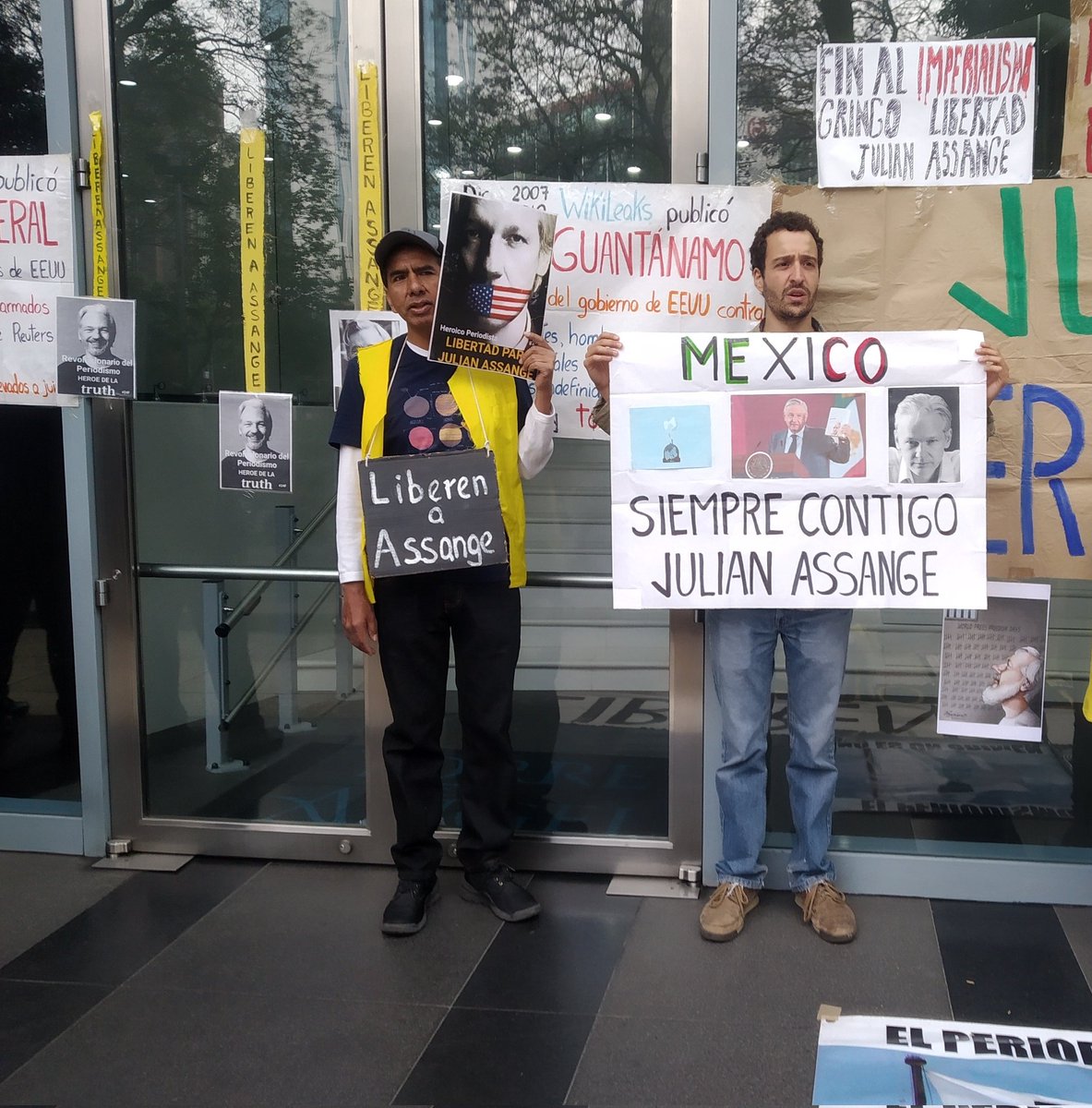 Assange_libre's tweet photo. April 11th, 2019 Mouring Day for humanity
#OnlyOneDecisionNOExtradition
#FreeAssange https://t.co/yxtXtWukVn