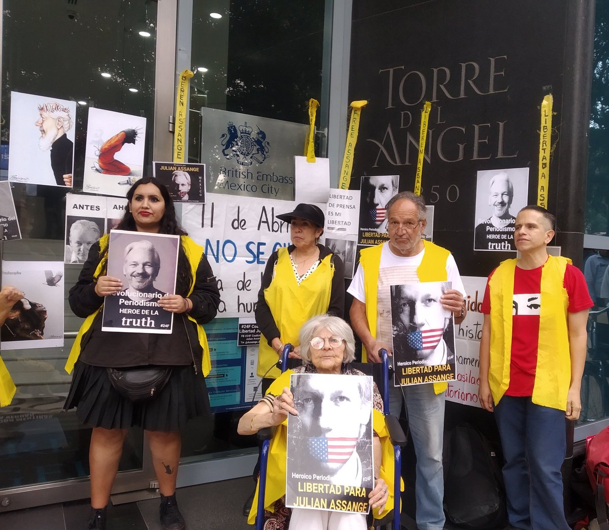 Assange_libre's tweet photo. April 11th, 2019 Mouring Day for humanity
#OnlyOneDecisionNOExtradition
#FreeAssange https://t.co/yxtXtWukVn