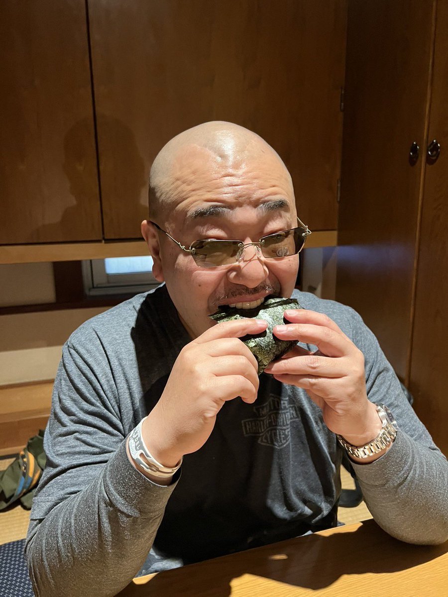 getsitaya0296's tweet photo. まぁ、値段も塚ポンの店「まるや商店」の3倍近く取られたけどね。いや、オレたちが案内された個室もあるメタメタ広い店でさ。ま、年に何回かは、こういう店に来てもいいなと思いましたよ☺️ https://t.co/F85mM2jgqB
