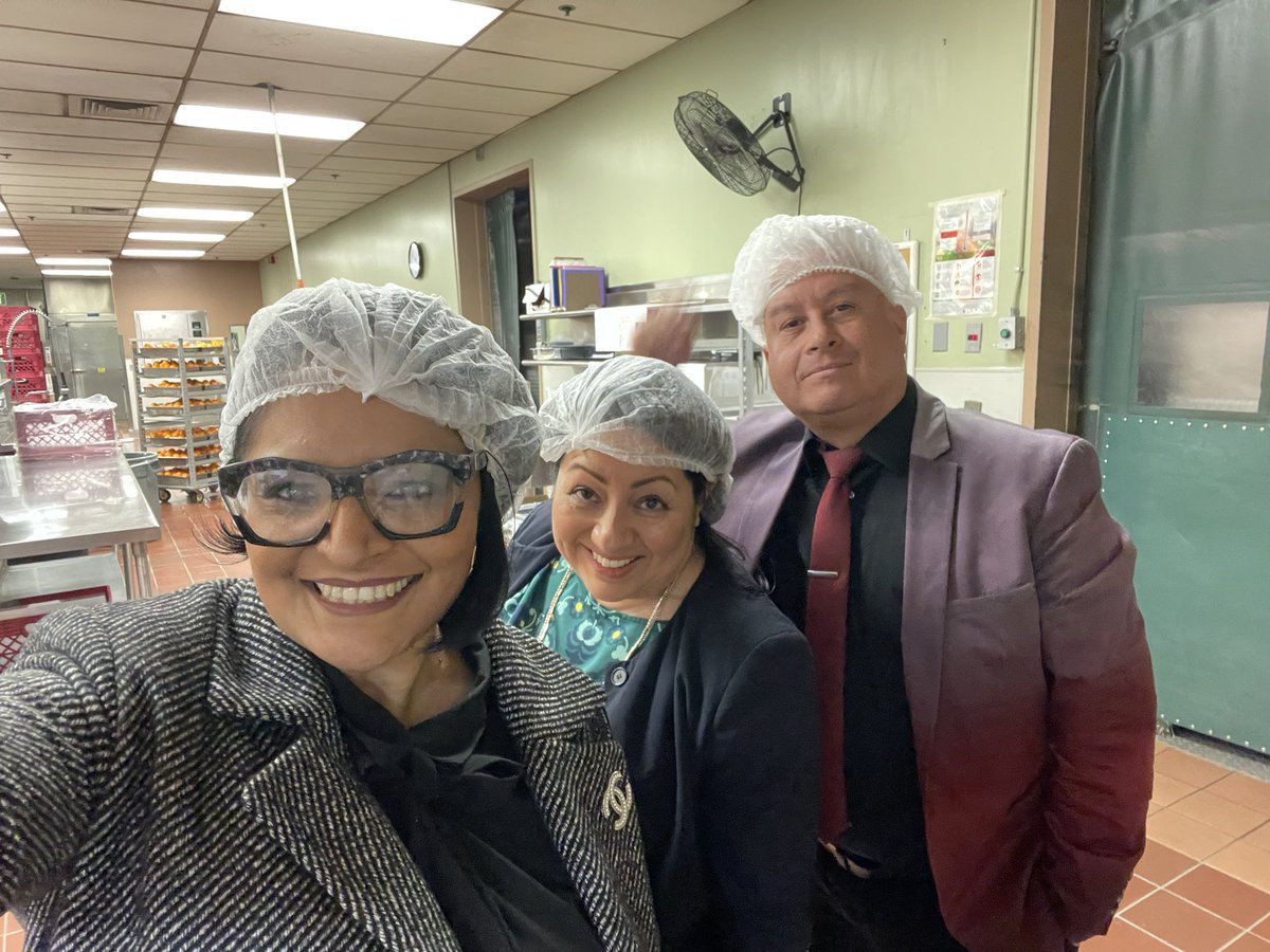 Delivering some awards to our RSMA Leaders of the Quarter! Congratulations Paulina Villalobo: Academic Tech Agent and Juan Sedano: Nutrition Services Supervisor! We’re so lucky to have you as our Rialto Admin Leaders! ❤️🎊