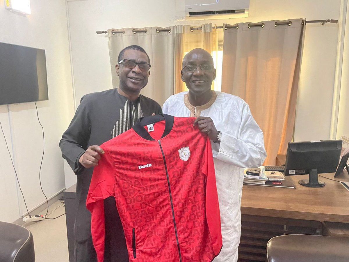 dialdiopoff's tweet image. Youssou Ndour en compagnie du Président Mr Samoura. 🔴🟡
L’étoile planétaire Youssou Ndour s'est rendu chez le président de l'académie Dial Diop Mr Samoura  pour soutenir le projet de l’académie 
🗣🎙«Dial Diop ci kaw ça kanam» 
@youssoundour1959 #footlocalsn #kebetu #foot