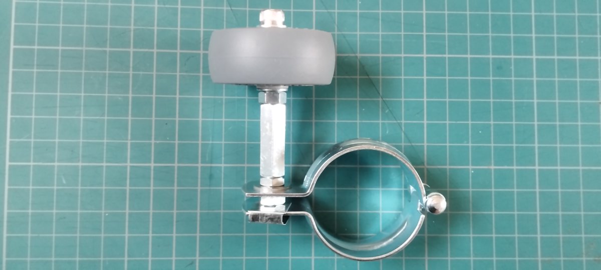 Hawker_MH's tweet photo. 既製品を買おうと思ったのだが、いいお値段だったので部材を集めて取り付けた。
吊バンドの径が３２ｍｍの奴買ったけど取付したらガバガバだったので家にあった３ｍｍ厚の板ゴム2枚重ねて入れたらちょうどよかった。＃G27　＃ハンドルスピンナー https://t.co/TVgDR0U71o