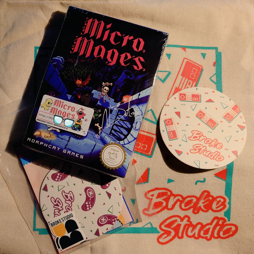 Gorkab's tweet photo. Au @ParisFanFest, j'ai aussi pu rencontrer @NicolasBetoux, la moitiรฉ du duo derriรจre #MicroMages / @morphcat ! Un super jeu NES jouable jusqu'ร 4 joueurs nativement, si vous avez comme moi l'accessoire #FourScore, aka le multitap de la NES !
(En +, il est abonnรฉ ร la chaรฎne ๐) https://t.co/xvlYC1ZkVa
