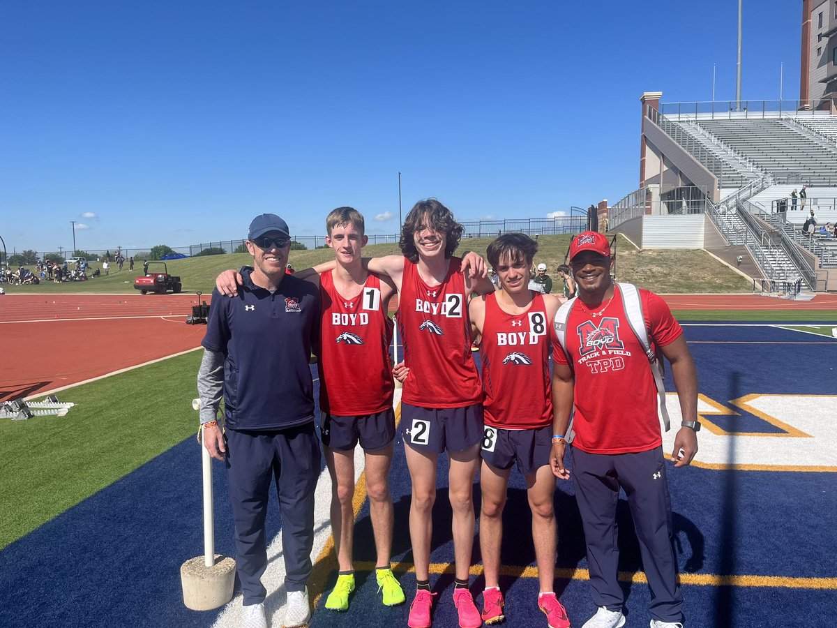 GavinBr16's tweet photo. 6A districts has rolled around. Got 1st place in the JV 3200 with a a time of 10:00, and 4th in the mile with a time of 4:40 (got robbed a second). Sad the season has ended but ready for a new beginning. Can’t wait till next year, back to work we go. https://t.co/CIcYUy20iU