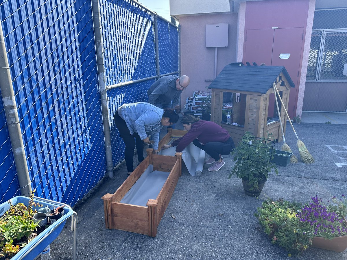 nobleaveeec's tweet photo. School beautification was a success! Thank you to all the families and staff who spent Saturday morning cleaning up our school! 🤩🌸🌻🌼 https://t.co/aOvw9lxC9V