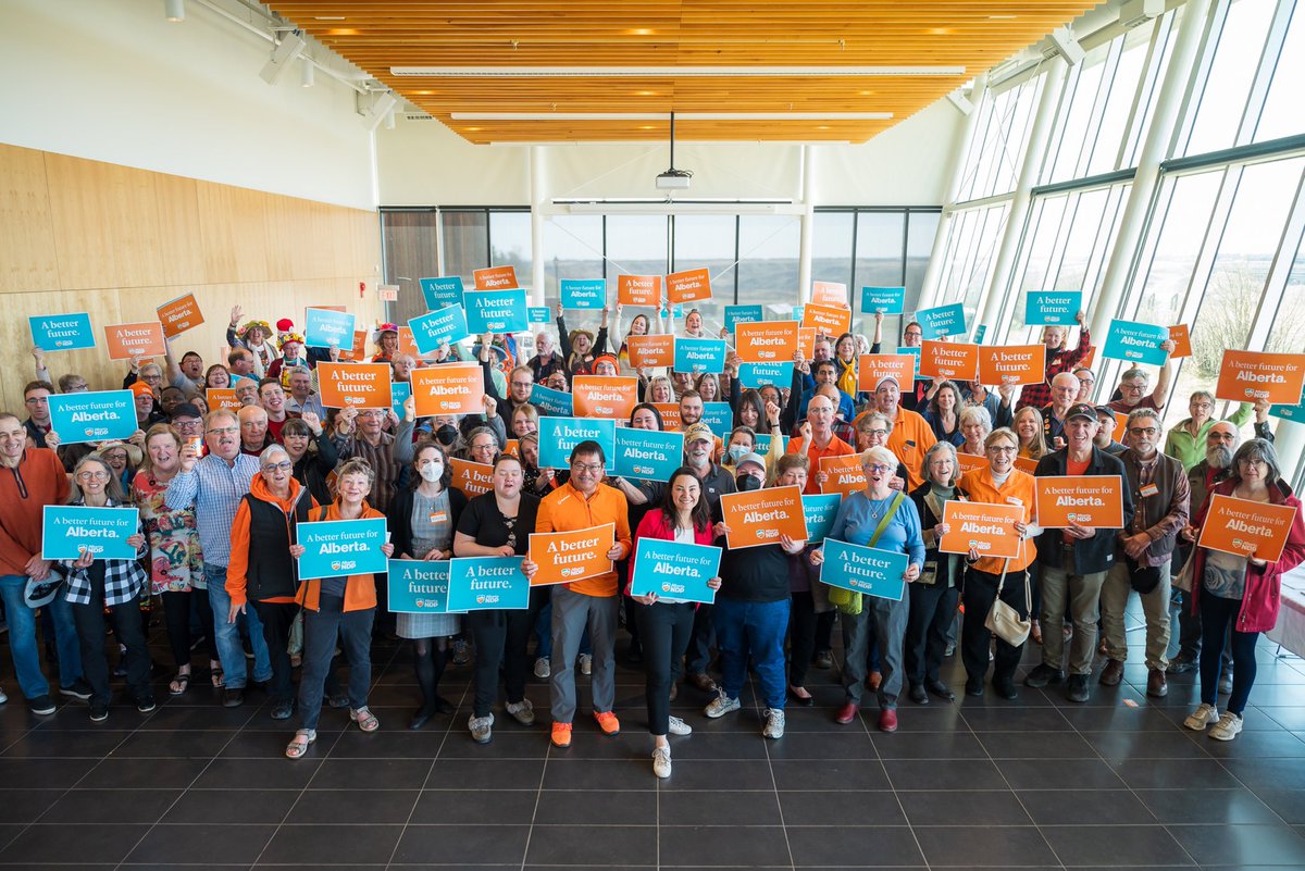 Lethbridge *showed up* for Orange Saturday! After gathering at the Galt Museum, we canvassed all over the city! 

Thanks to everyone who showed up today and signed up for more. 

Thanks to #yql for all you are and all you do. 

Our ⁦<a href="/albertaNDP/">Alberta NDP</a>⁩ team is stronger than ever!