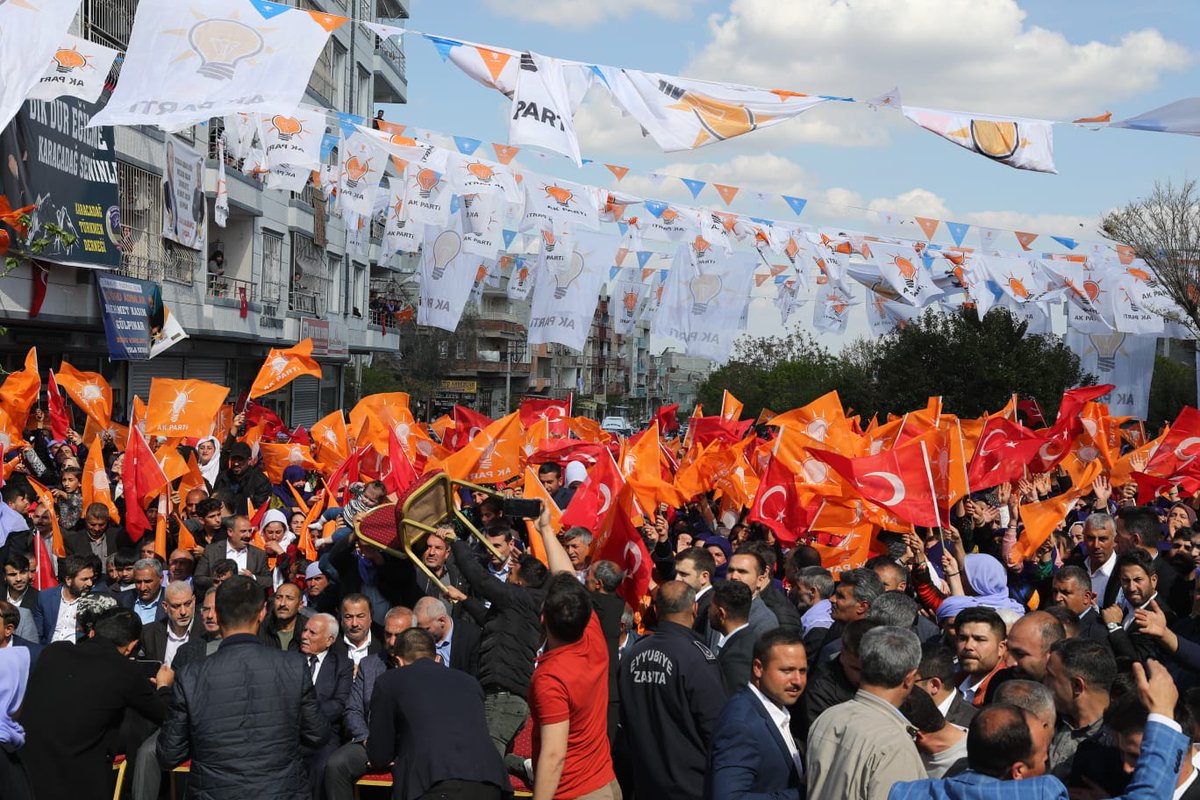 Bu muazzam kalabalık bir parti genel başkanının mitingi değil.

Aday olmamasına rağmen bir adaydan daha çok çaba gösteren, sevgi, höş görü ve gönül dünyasıyla binlerce insanı kalbinde buluşturan Şanlıurfa vekili Mehmet Kasım Gülpınar'ın seçim bürosu açılışıdır.

Siyaset budur.