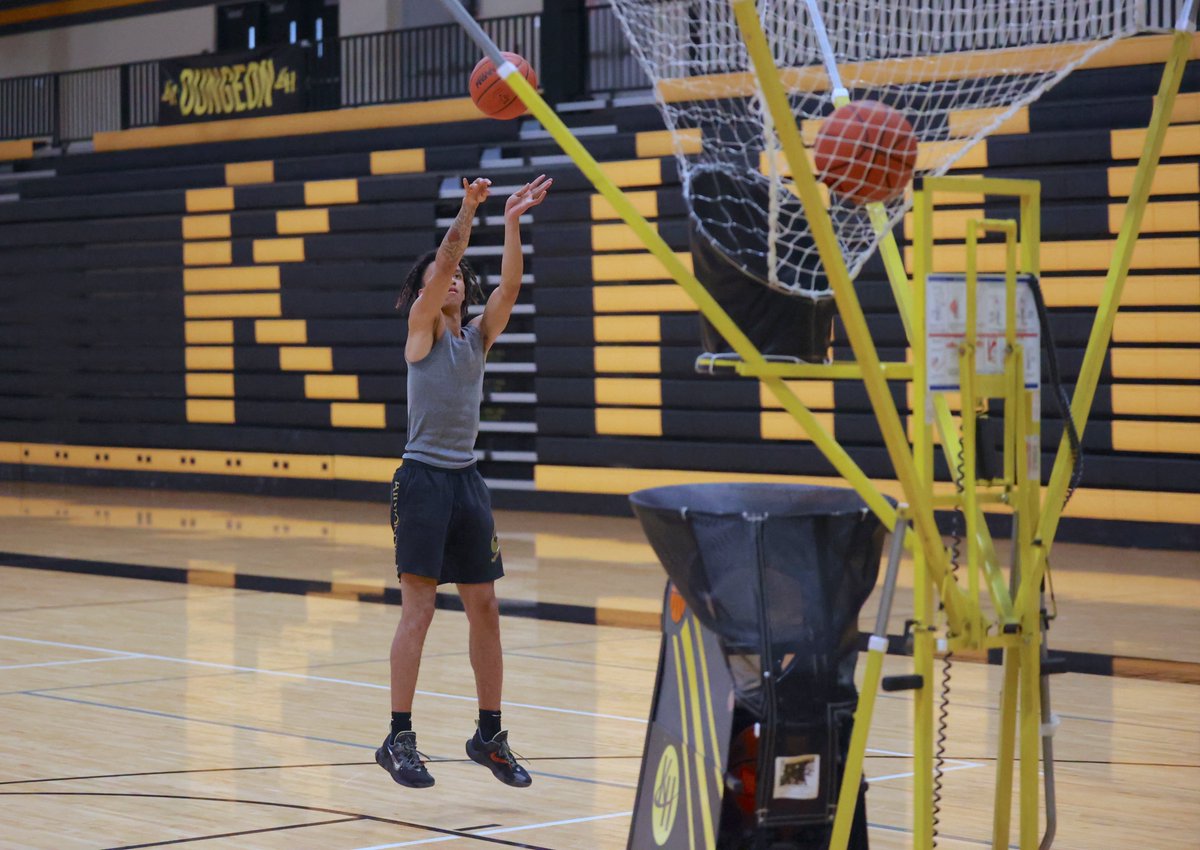 GVSU commit Javion Otten bounces back after ankle injury ended his season at Kenowa Hills.

West Michigan Ballers story: 
tinyurl.com/4du6nme3