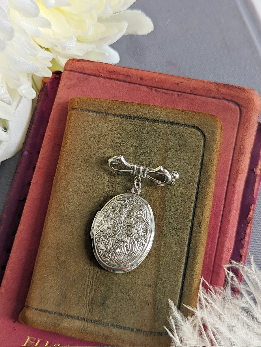 PapillionEra's tweet photo. Thanks for the kind words! "Beautiful. So perfect for first time Grandma!!" ★★★★★ - Laura A. https://t.co/q4ZFhsQVke
#mothersdaygifts #giftforher #bouquetcharm #memorylocket #locket #toronto @EtsyRetweeter @SympathyRTs https://t.co/HhJh9Ose3r