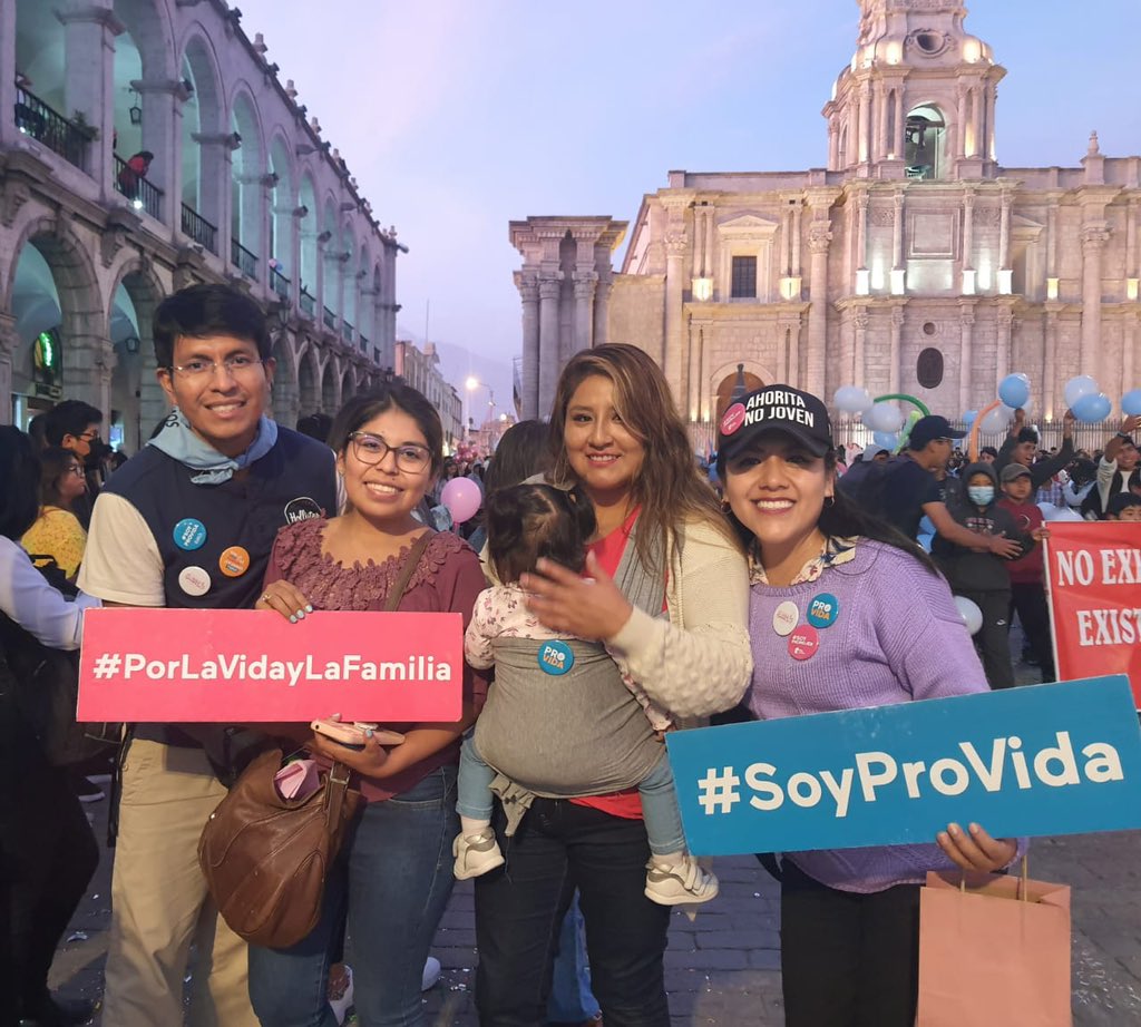 Nuestros voluntarios están en la plaza principal vendiendo pines que nos ayudarán a ayudar a mamis que lo necesitan 💙 Escríbenos para ubicarlas y tomarte fotos con los carteles 🥳🇵🇪✨

#ArequipaEsProvida
#SomosCorso2023 
#PeruEsProvida
#LaMayoríaCeleste