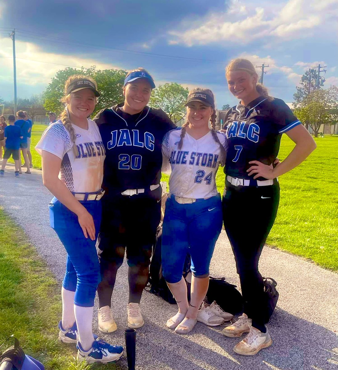 Esprit04's tweet photo. It’s not about wins and losses, but the people you meet along the way. #softballsisters ⚜️🥎❤️ https://t.co/PHAWGCYO0N
