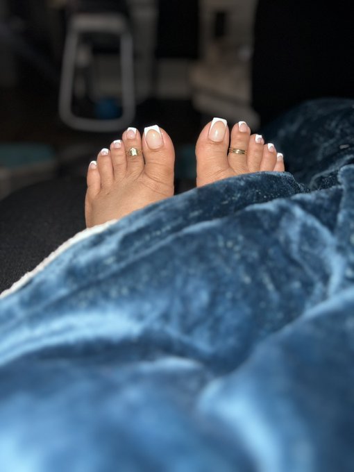 Coming from under the covers like peak-a-boo #prettyfeet #footfetish #toes - https://t.co/ojXDW5SvLP<a href="/tag/prettyfeet"class="tags">#prettyfeet</a><a href="/tag/footfetish"class="tags"><span>#footfetish</span></a><a href="/tag/toes"class="tags"><span>#toes</span></a>