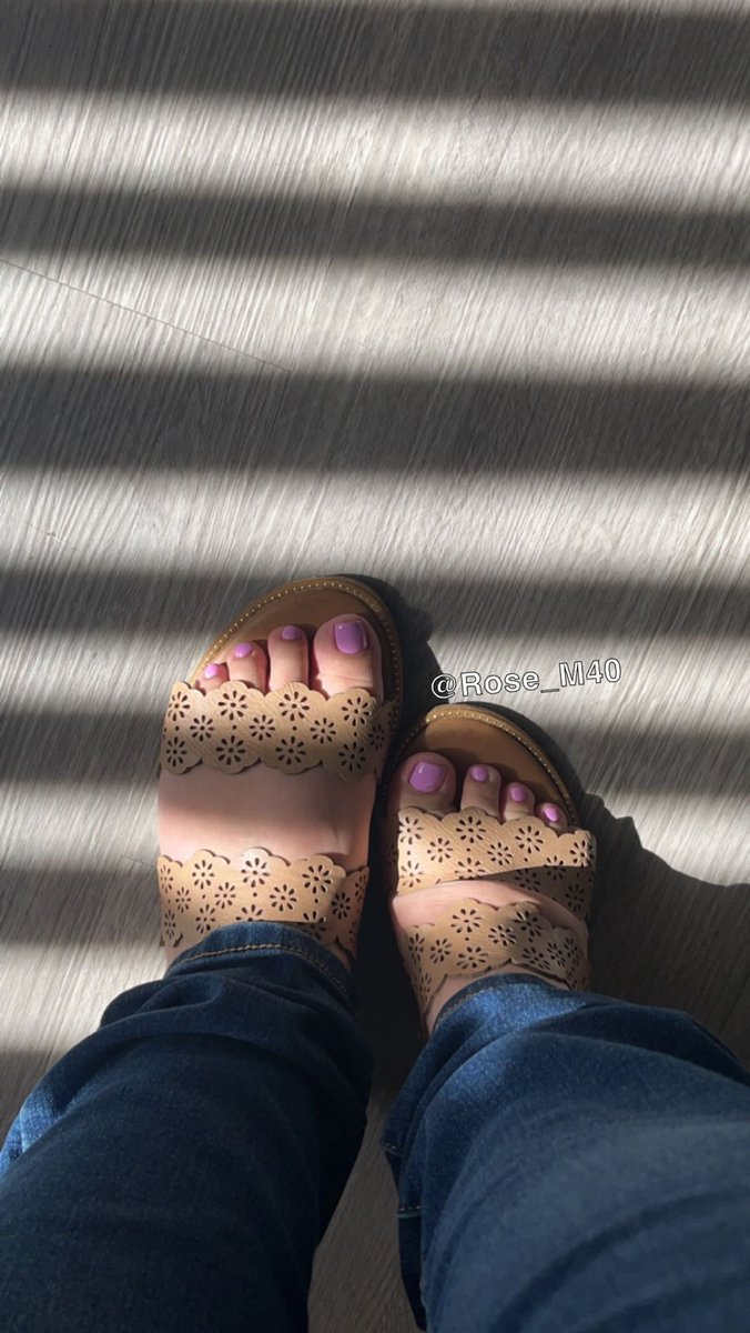 Rose_M40's tweet photo. Bow down and worship my pretty feet you simps.

Send $5 for gooning over them 
$Princessrose29 or my wishtender is linked in bio

Findom finsub paypig HumanAtm beta footslave footfetish soles latinafeet footworship toes https://t.co/MMwBPD7d5W