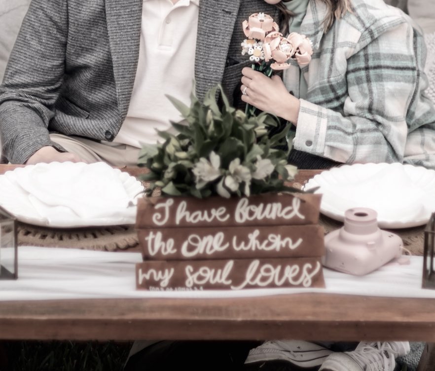 marcelaleija's tweet photo. Últimamente “Ya solo tenemos disponible para ESA fecha” (la de nuestra boda) ha sido una de las formas favoritas de Dios de mostrarnos su cercanía, ilusión y precisión. Y nosotros, gozando el camino sin planes B porque sabemos quien va delante… https://t.co/7h6A8BOfod