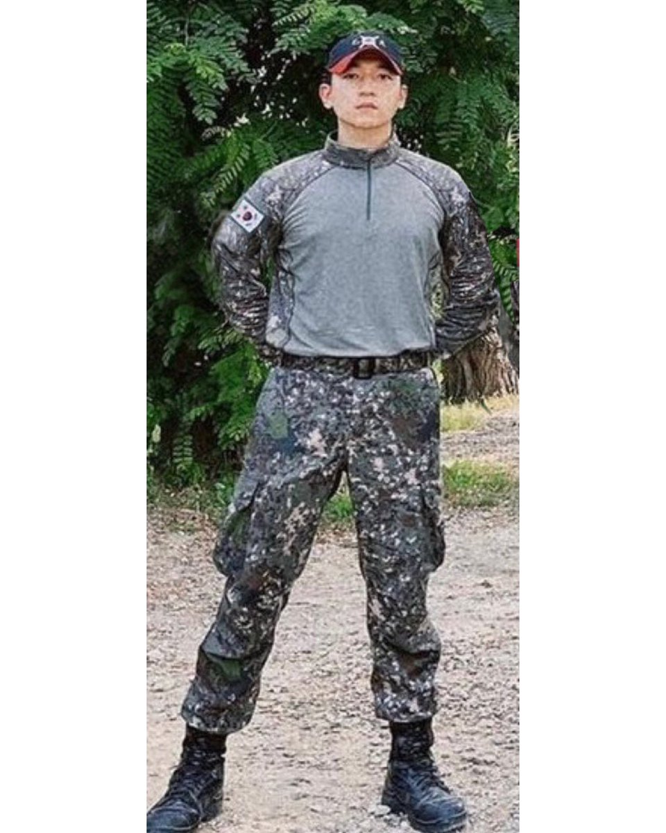 apeachnuna's tweet photo. what uniform? 
assistant instructor? katusa? navy? army band? https://t.co/rKg0ef7JfB