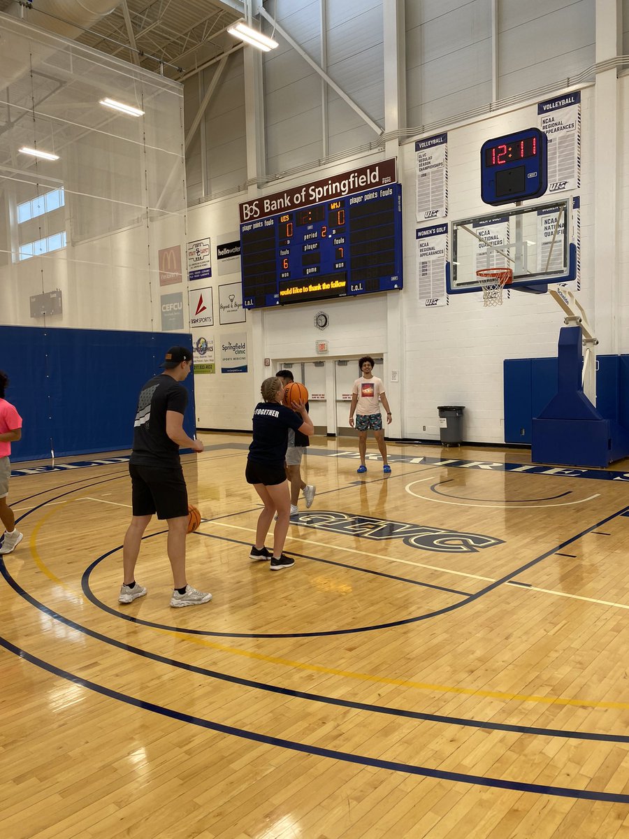 UISHoops's tweet photo. A little sport crossover Friday to end the week! @UISGolf has some 🏀 skills! And thank you for helping our guys out on the ⛳️! #StarsSupportingStars https://t.co/LtObu8gnAK