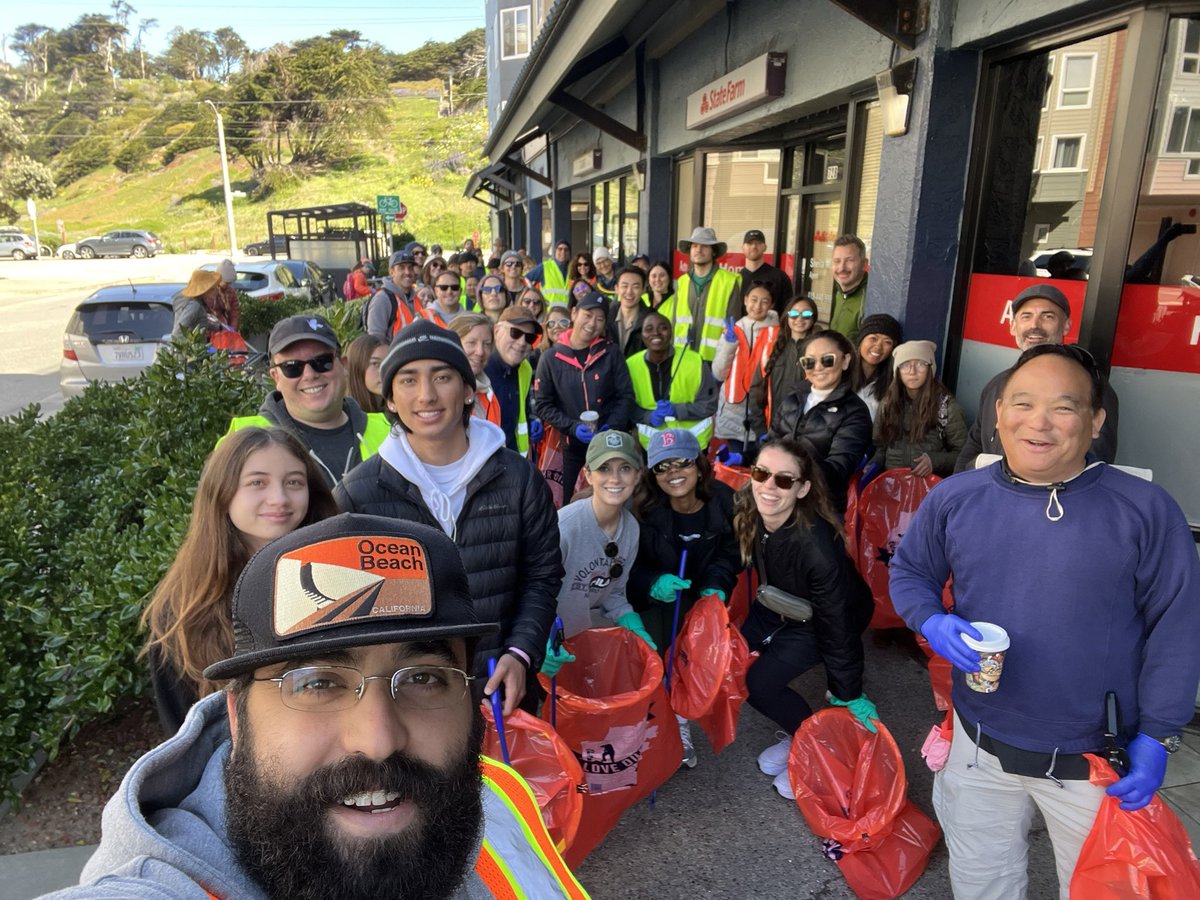uniteddemclubsf's tweet photo. This morning our latest installment of #KeepOceanBeachClean was one of our highest volume days yet! 

Big thanks as always to our co-hosts and fellow organizing partners @RefuseRefuseSF @WeAreTogetherSF and @oceanbeachcafe 🙏🏽🙏🏽🙏🏽 https://t.co/Mxr8JQ6L3p