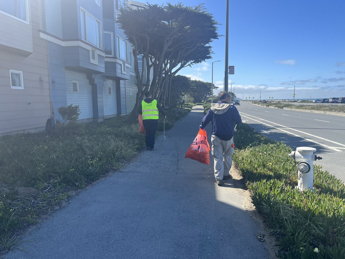 uniteddemclubsf's tweet photo. This morning our latest installment of #KeepOceanBeachClean was one of our highest volume days yet! 

Big thanks as always to our co-hosts and fellow organizing partners @RefuseRefuseSF @WeAreTogetherSF and @oceanbeachcafe 🙏🏽🙏🏽🙏🏽 https://t.co/Mxr8JQ6L3p