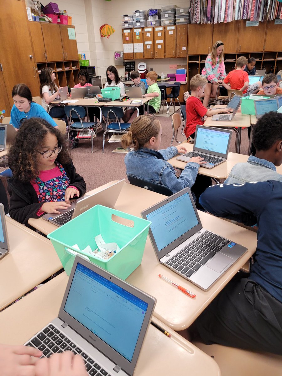 HUB_tigers's tweet photo. Fourth Graders with @ArpsCrew using Webquest to study about the Civil War. @Hubbard_Elem @monroe_schools #fourthgrade #webquest #technology #STEM https://t.co/7RPI1qiMxV