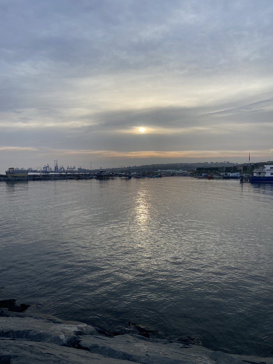 احب اشوف الشروق والغروب واحب شعوري واني اشوفهم بشروق الاشياء الايجابية وغروب كلشي سيء 🤍