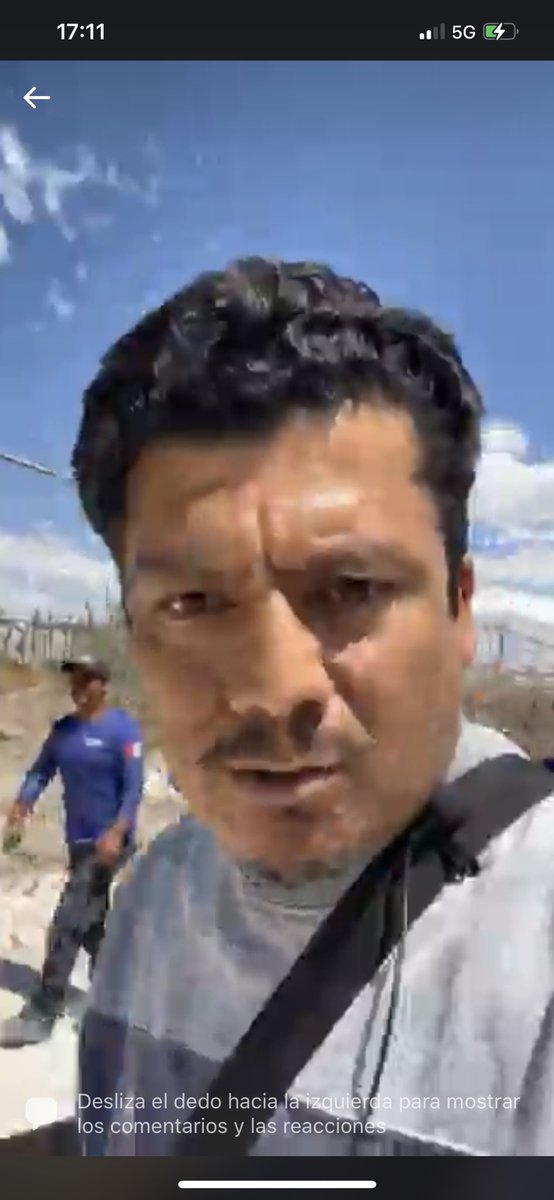 AvseFernando's tweet photo. Hoy acudí al predio “La Cuadrilla” en Juriquilla, Querétaro. Ahí un guardia me pidió mi nombre y a qué iba. Le respondí que iba a ver el estado de las Palmeras que transplantaron de la obra que le va a costar a los ciudadanos 6,600 MILLONES DE PESOS, me refiero a #P5F, y ver el programa #Qrotectores. 
Habló a su jefa por teléfono pidieron mi identificación y me dejaron pasar sin problema… Pero, después de realizar mi video en vivo (https://t.co/XE0KFe8IP3) llegó claramente preocupado el guardia que me había atendido a decirme que le habían “hablado” y tenía que irme. En eso, venían corriendo más guardias (https://t.co/mi1fXrFvNy) sumamente alarmados, diciéndome que era predio “federal” y que ya venía la guardia municipal para detenerme… (algo que no ocurrió) Aún así recibían llamada tras llamada en la que les pedían fotografiar mi INE, mi automóvil, y hacerme videos. 
El haber exhibido el terrible estado en que se encuentran las palmeras abandonadas y secas, no les gustó NADA a quienes realizaban la llamadas a los guardias quienes preocupados seguramente ven peligrar su trabajo. 
¿Qué está pasando en nuestro estado?
¿Por qué el ecocidio es claro y ningún medio lo exhibe?
¡Señor gobernador @makugo, lo que hoy me sucedió no es normal, cualquier cosa que me suceda a mi o familiares hago responsable a su administración!
En Querétaro se están haciendo muy mal las cosas…