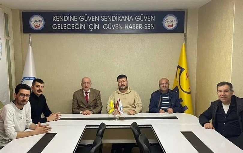 @BirlesikKamu_is konfederasyon bileşenlerimizden <a href="/buroissendikasi/">Büro - İş Sendikası</a> Güven Haber-Sen sendikamızı ziyaret etti. Büro-İş Genel başkanımız sayın Alay Hamzaçebi ve değerli yöneticilerimize başkanlarımıza ziyaretleri için teşekkür ederiz. 
<a href="/alayhamzacebi/">Alay Hamzaçebi🇹🇷</a>
<a href="/Alikose_GHS/">Ali KÖSE</a>