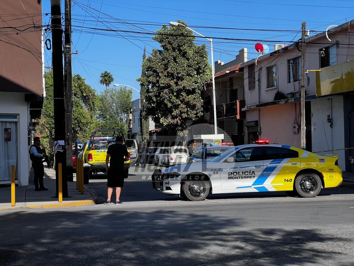 rayelizalder's tweet photo. #Ahora Reportan ataque a balazos en el cruce de Río Danubio y Rodrigo Gómez, Col. Central de #Monterrey, la zona ya fue asegurada por personal de la policía municipal, la Cruz roja se aproxima al sitio, Reportan una persona lesionada de gravedad, aparentemente ya no cuenta con signos vitales
🎥 @ivancioluna

 @nmasmonterrey @joluisgarcia @Cicmty @MtyFollow
