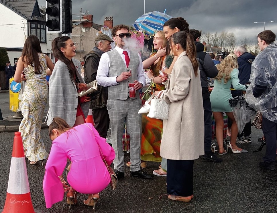liverpix's tweet photo. Racegoers outside Aintree on Friday. @AintreeRaces #LIVERPOOL #AintreeFestival #aintree2023 https://t.co/L98vgKGYo9
