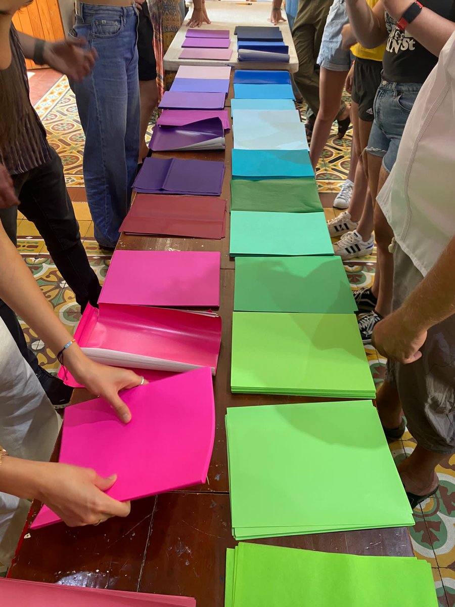 centro_news's tweet image. Estudiantes de nuestra Licenciatura en #ComunicaciónVisual tuvieron la oportunidad de participar en un taller de color impartido por Andrew Weed, reconocido diseñador estadounidense, donde trabajaron con hojas de papel para recrear las fachadas de edificios coloridos de Oaxaca.