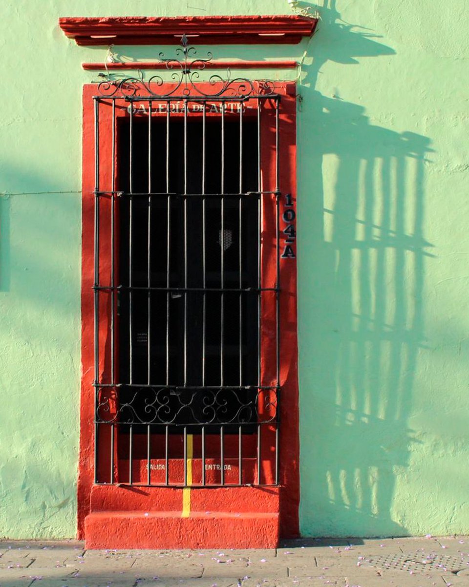 centro_news's tweet image. Estudiantes de nuestra Licenciatura en #ComunicaciónVisual tuvieron la oportunidad de participar en un taller de color impartido por Andrew Weed, reconocido diseñador estadounidense, donde trabajaron con hojas de papel para recrear las fachadas de edificios coloridos de Oaxaca.