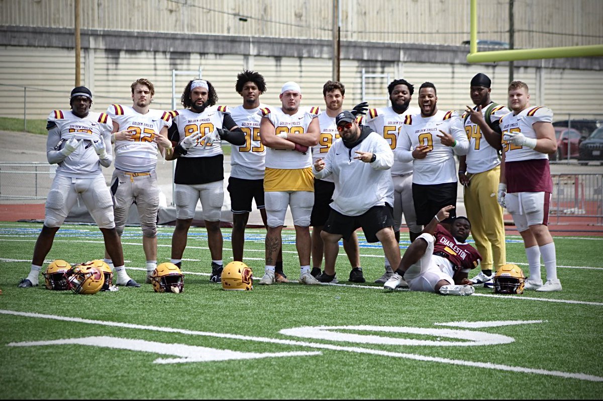 CoachSantolla's tweet photo. Had a lot of fun coaching this group this Spring. Came to work everyday, no doubt. Spring 23 in the books; time to prep for August!
#Relentless #DemoCrew🧨 https://t.co/slBjCG4oet