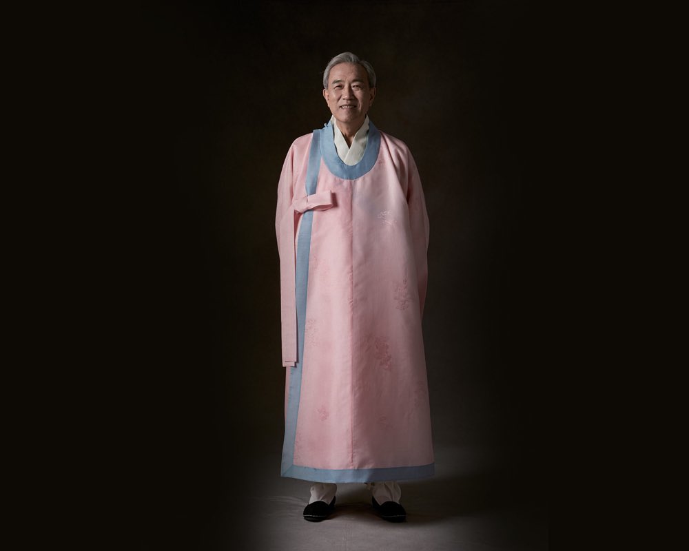 Scholar’s pink and blue round-collar robe (단령) made by 단국상의원. 단국상의원 produces traditional hanbok shrouds for departed loved ones. Link: dksilk.com/web/product/vi… 1/3 #hanbok #한복 #Korea #단령