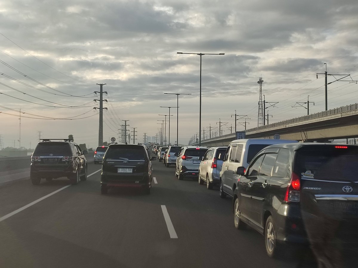 limwenie's tweet photo. @TMCPoldaMetro @SonoraFM92 @RadioElshinta @mnctrijaya macet di tol MBZ km 26.400 arah ke Cikampek https://t.co/FFRxm3Q6hp