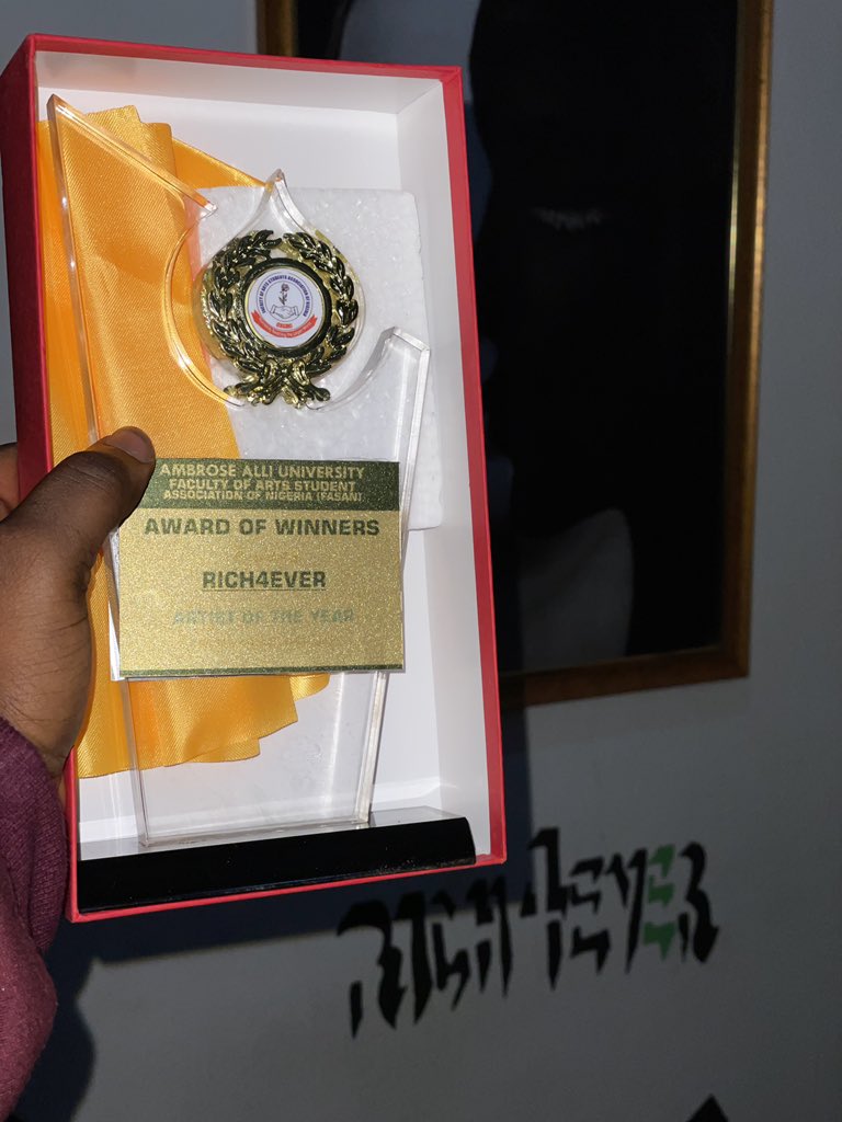 BigRich4ever's tweet image. 1st 🥇 award to my career, I pray for more grace and strength to achieve my dreams 🙏 

#rich4ever #bigrich