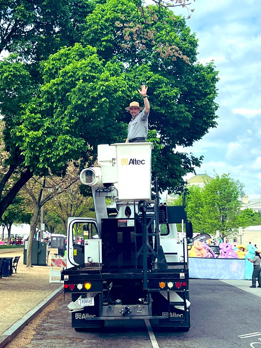AsstSecEstenoz's tweet image. Thank you @NatlParkService for inviting me to be part of your @CherryBlossFest Parade team! I marched in this parade as a Key West High School sophomore in 1983. 40 years later, it was great be among young people from all over the US celebrating cherry blossoms!