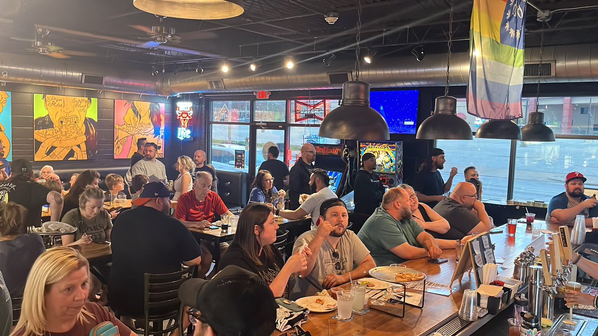 LoPiezPizzaQC's tweet image. Full house tonight while we hang with our buds in @SCWPro! We’re watching #epic2023 from last weekend in Blue Grass!