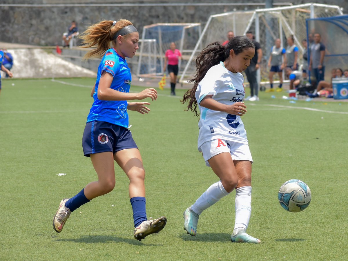 AlianzaFC_sv's tweet photo. ➕3️⃣ puntos a la bolsa y líderes 😁💪🏼
👏🏼 Con doblete de Paola Calderón ⚽️⚽️
#AlianzaWomen 2 - 1 #CDFASFemenino
#DaleAlbo 🐘 #AlianzaFC https://t.co/pGd4qbwFnU