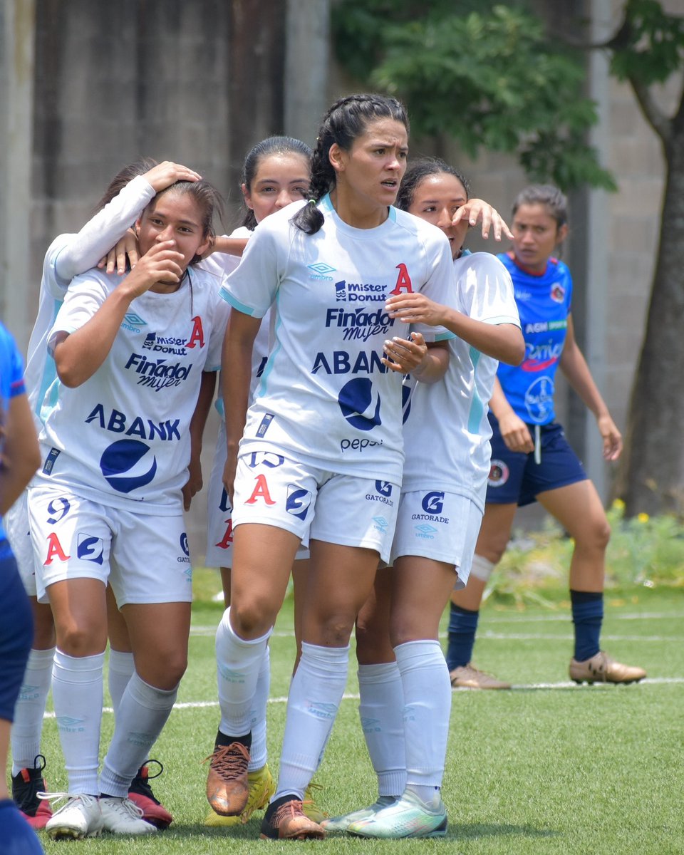 AlianzaFC_sv's tweet photo. ➕3️⃣ puntos a la bolsa y líderes 😁💪🏼
👏🏼 Con doblete de Paola Calderón ⚽️⚽️
#AlianzaWomen 2 - 1 #CDFASFemenino
#DaleAlbo 🐘 #AlianzaFC https://t.co/pGd4qbwFnU