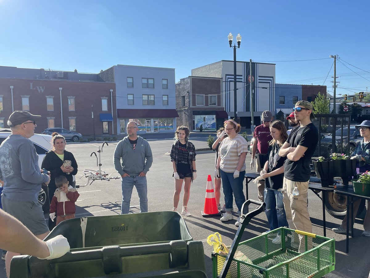 Thank you to @CumberlandU Honors students for working to beautify the Square. They wanted to get involved with the community and chose this as their project. Also, thank you to Lee Clark and his team for assisting on their day off.