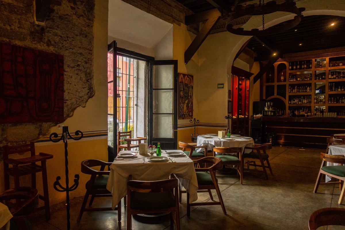 El__Convento's tweet photo. Comer y disfrutar, en compañía de tus personas favoritas, en un lugar bonito y con la mejor cocina de tradición.  Entra al #RestauranteElConvento, somos #LaPuertaDeCoyoacán 

#Coyoacán
#restaurant 
#foodlover 
#cocinamexicana https://t.co/YCPqZg7Alv