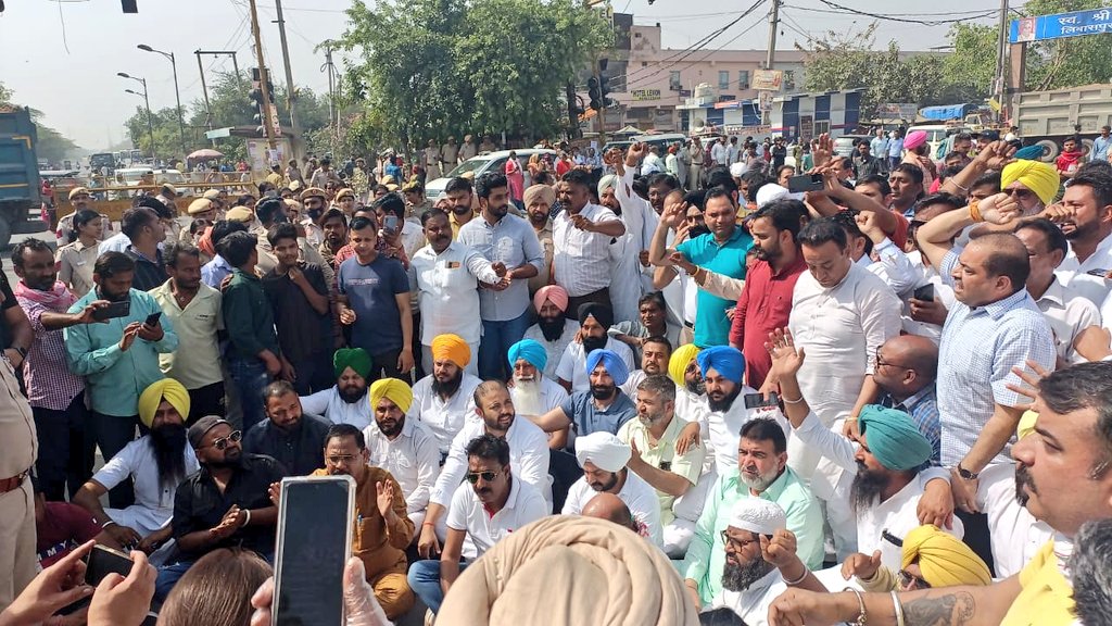 AamAadmiParty's tweet photo. CBI द्वारा समन देने के बाद, @ArvindKejriwal जी के समर्थन में सड़क पर उतर रही Delhi की जनता!

#KejriwalRukegaNahi https://t.co/1cOwJUhA75