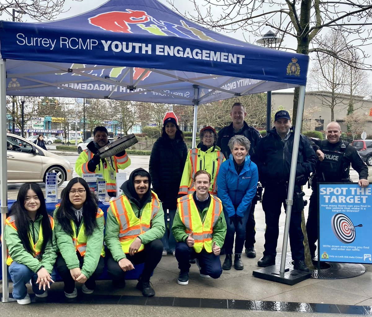 RoadSafetyJo's tweet image. Thanks to the efforts of @SurreyRCMP , volunteers, @surreyps and @PreventCrimes who were at Guildford Mall @CityofSurrey educating the public on auto crime and protecting their vehicles, including catalytic converters. @icbc #LockOutAutoCrime @RoadSafetyKaren