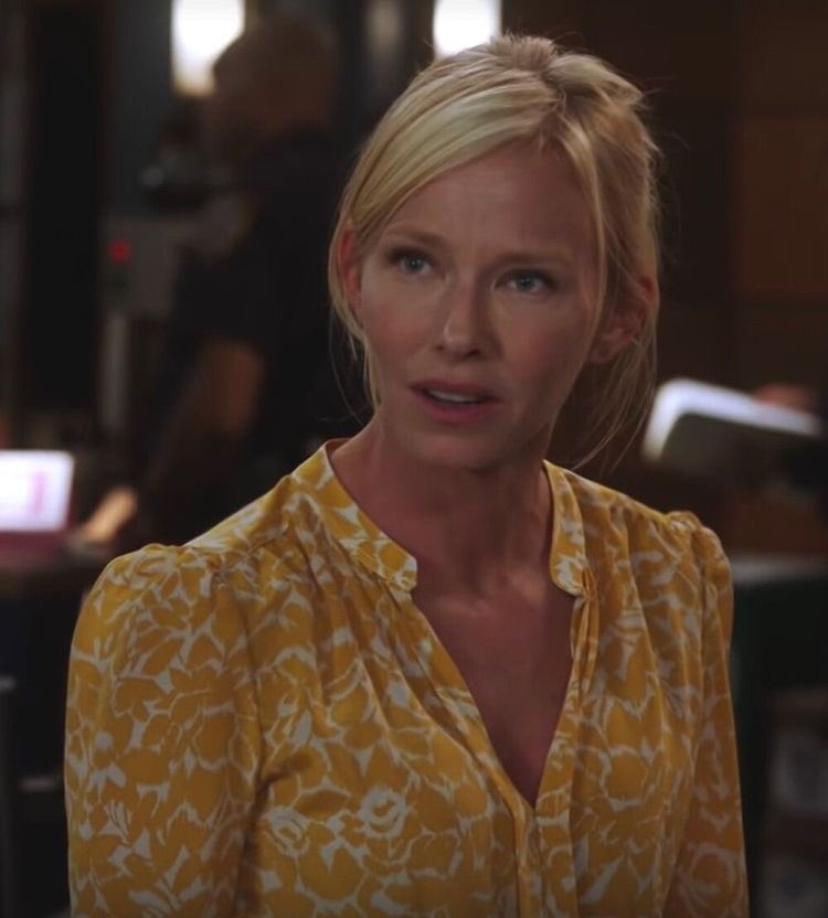 watermelonryann's tweet photo. this woman right here #KelliGiddish #KelliGoddess #AmandaRollins #SVU https://t.co/Ab3xGnLbXw